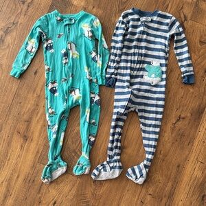 Bundle of 2 Carter”/ footie pajamas, size 2T